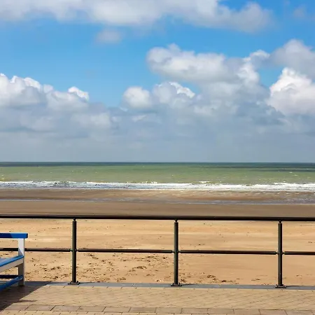 Spacious With Separate Sleeping Area * 米德尔克尔克