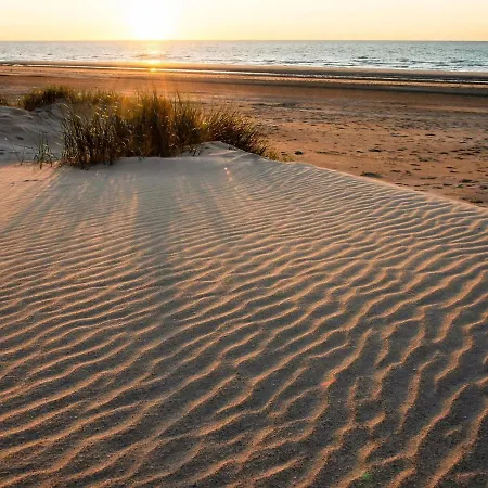 公寓 Spacious With Separate Sleeping Area 米德尔克尔克